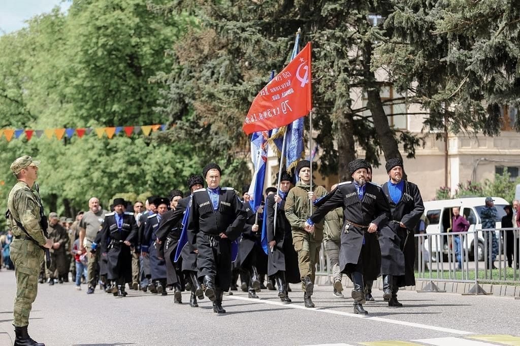 Парад в пятигорске 9 мая. Пятигорск парад Победы. Парад 9 мая в Пятигорске. Казаки на параде 9 мая. Казаки на параде в Ставрополе.